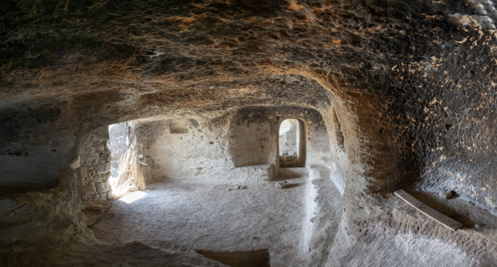 Interno di domus de janas di Musellos, scavata nella roccia, ad Ittiri.