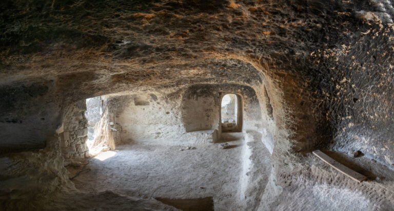 Interno di domus de janas di Musellos, scavata nella roccia, ad Ittiri.